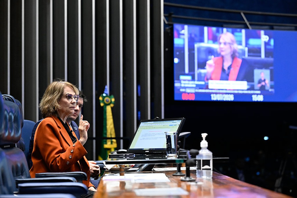 Damares condena ataques que recebeu de seu próprio campo político